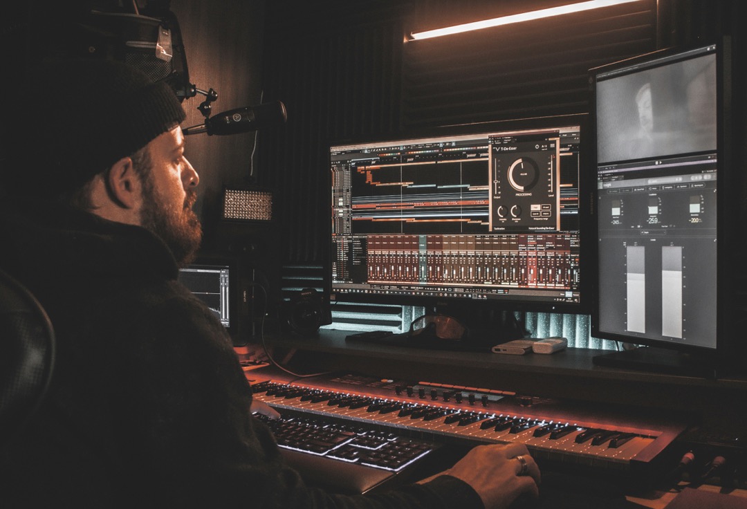 Beatmaker réglant une compression sidechain dans sa DAW