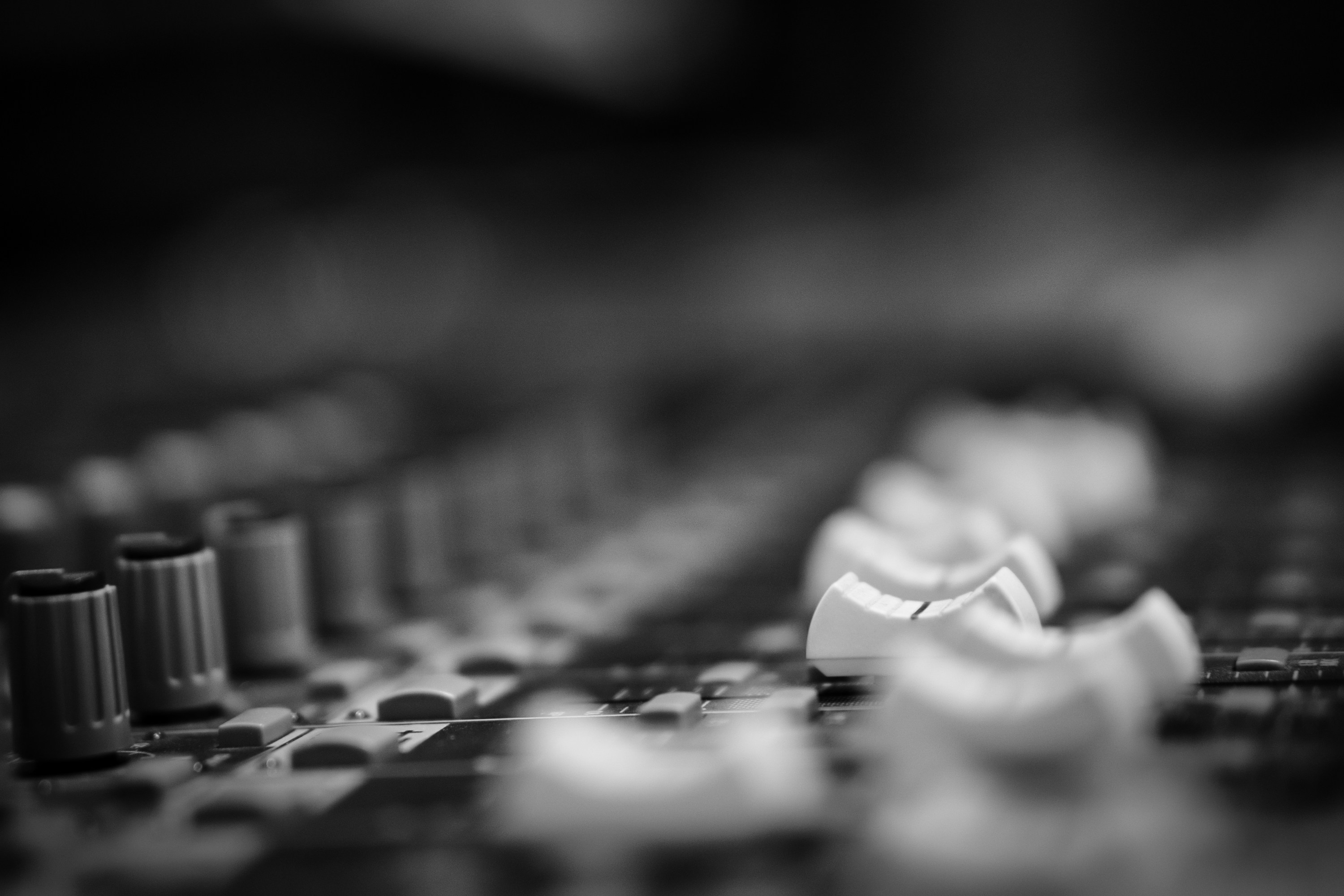 Gain staging : faders d'une console de mixage en studio