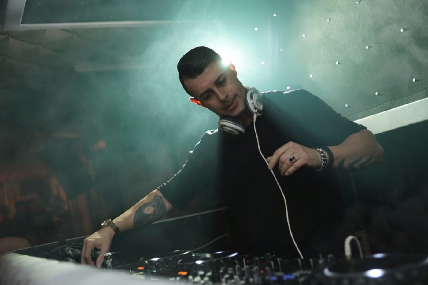 DJ aux platines