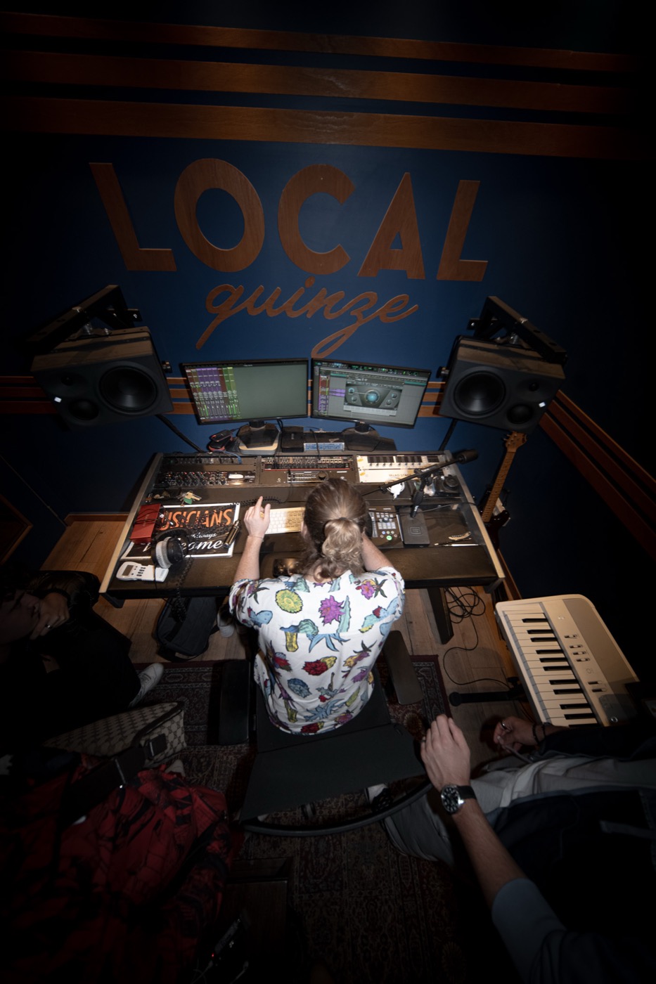 Élève ingénieur du son à la console en studio